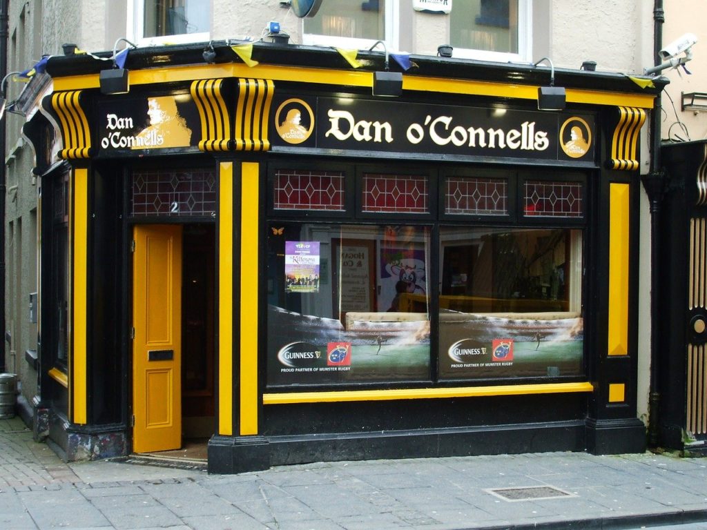 Pequeno Pub em Ennis, interior da Irlanda - Foto Pixabay