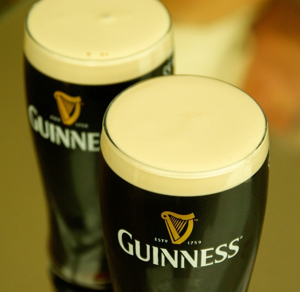 Cerveja Guinness em Pub na Irlanda - Foto jacqueline macou, Pixabay