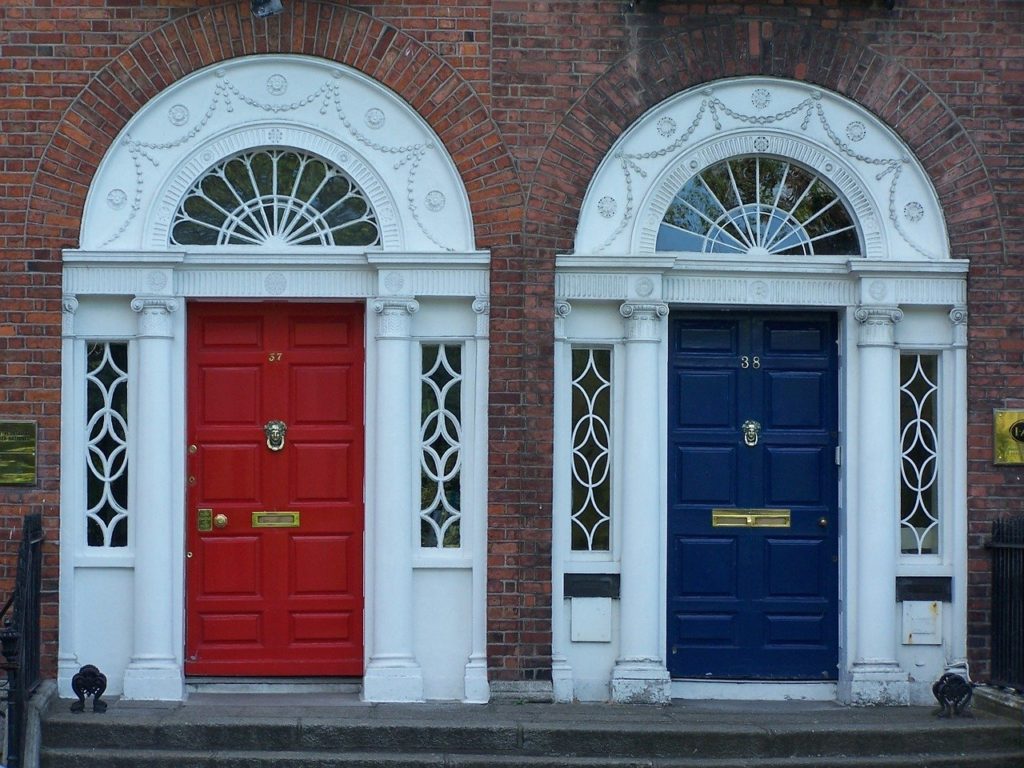 Portas de casa na Irlanda - Foto falco, Pixabay