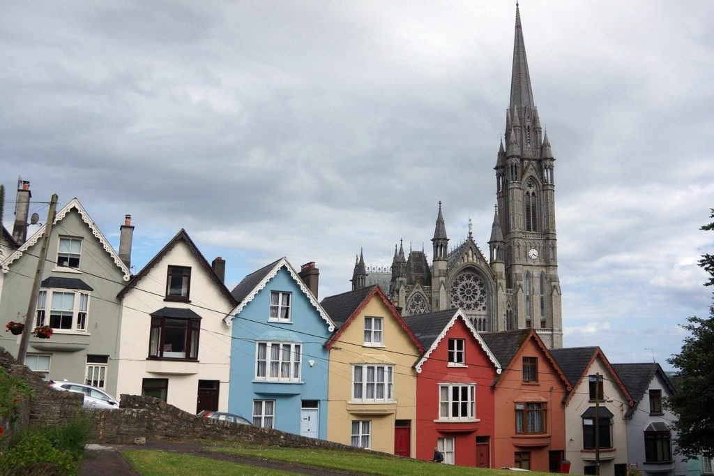 Cobh, na região de Cork, Irlanda - Richard Mcall por Pixabay
