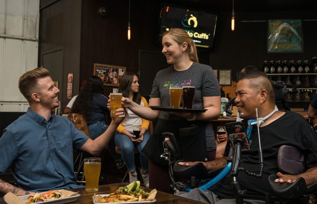 Garconete no Pub Irlandês - Foto ELEVATE, Pexels